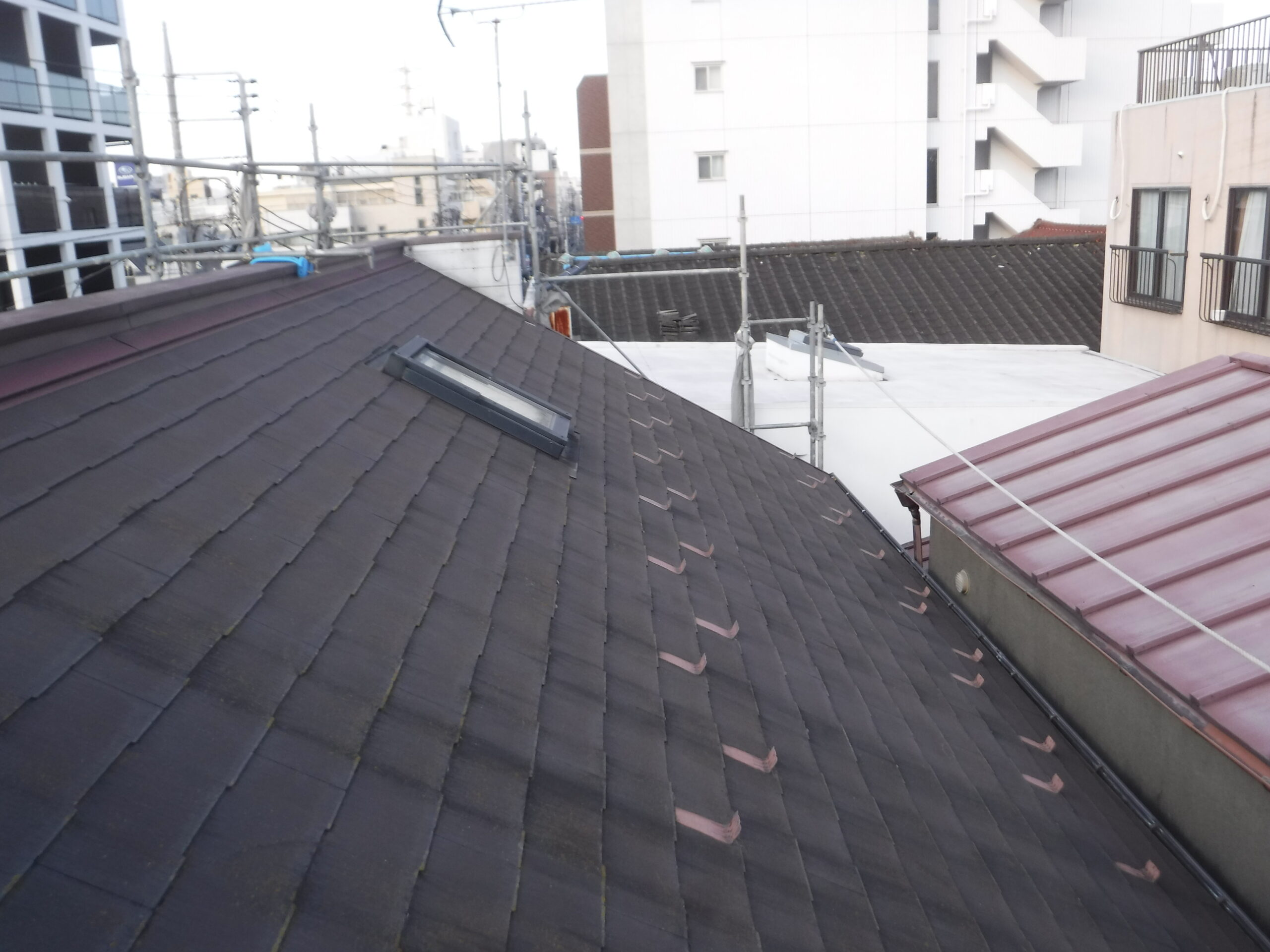 草加市にて雨漏り予防の屋根修理〈築20年戸建てのカバー工法〉の施工前写真
