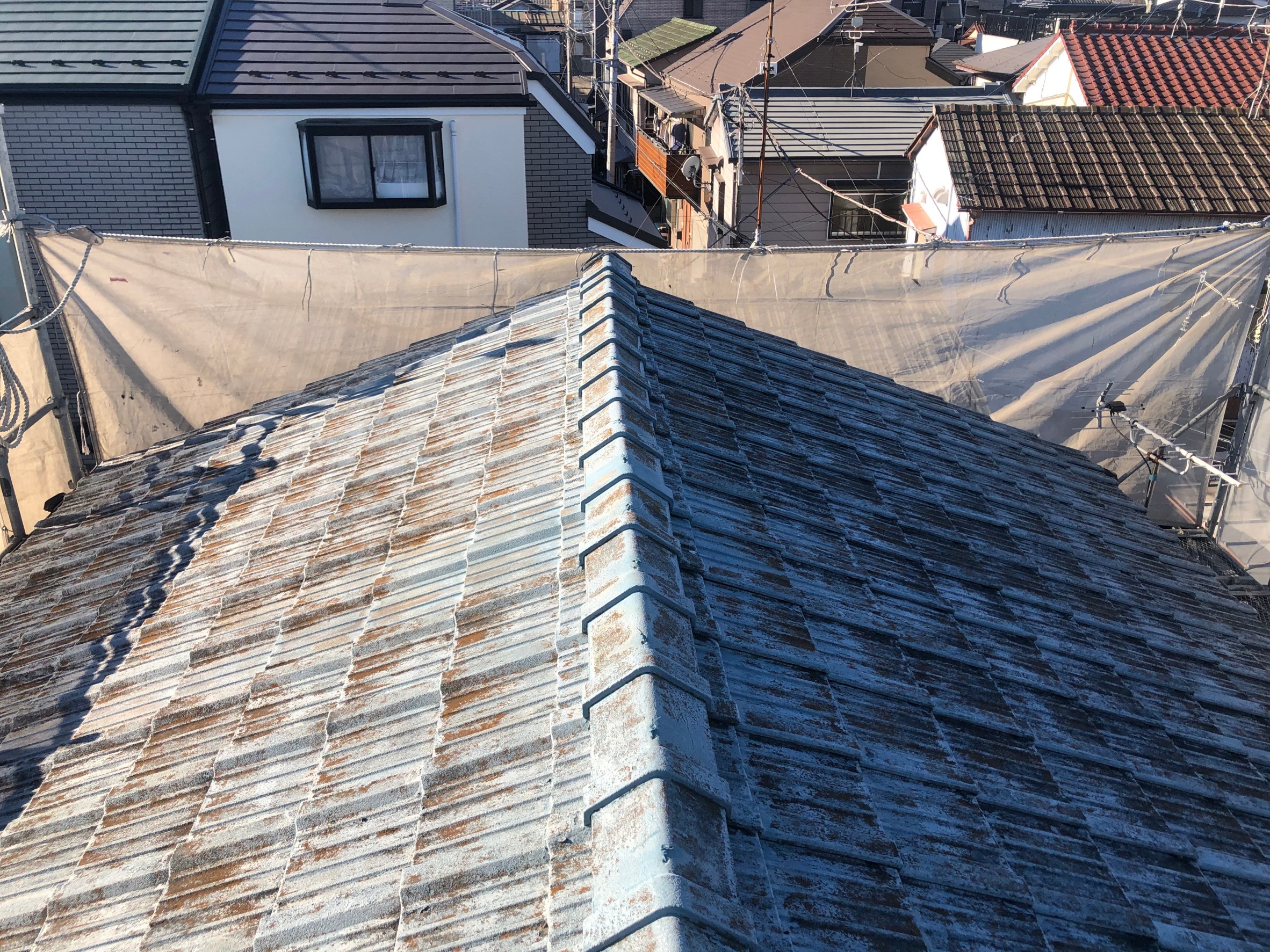 草加市にて雨漏り修理〈セメント瓦の雨漏り・葺き替え工事〉の施工前写真