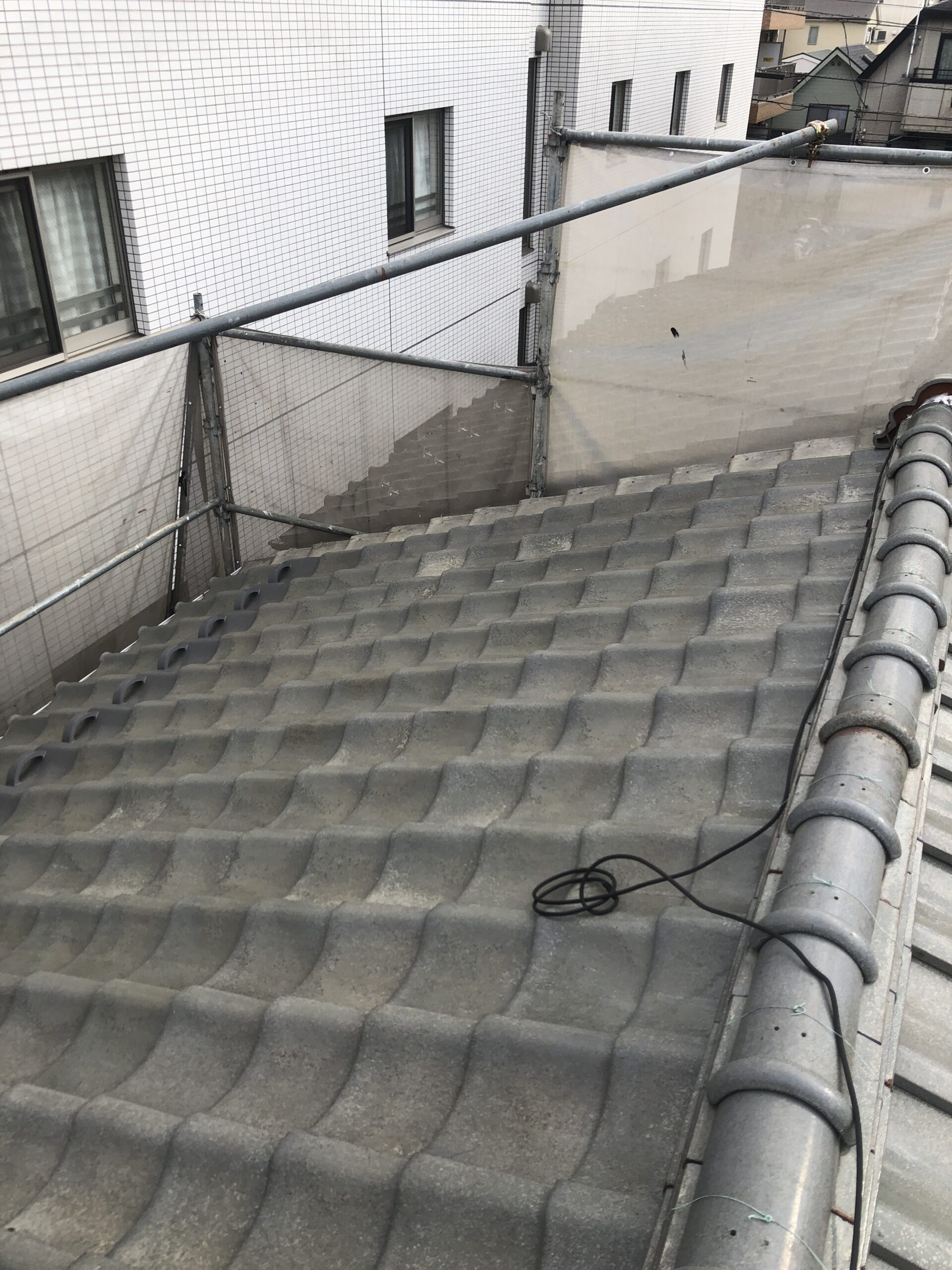 草加市にて雨漏り修理〈瓦屋根天井からの雨漏り・葺き替え工事〉の施工前写真
